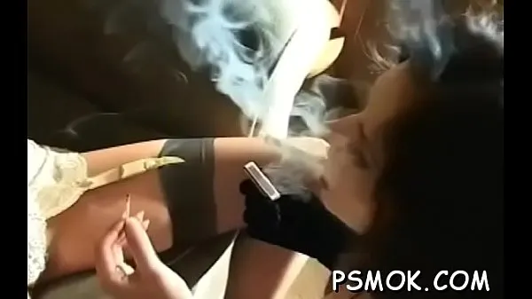 Vroči Smoking scene with busty honey posnetki Posnetki
