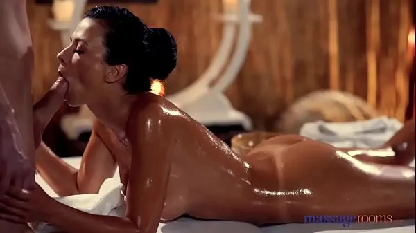 Salas de massagem Peituda Milf com óleo e sensualmente fodida clipes populares Clipes