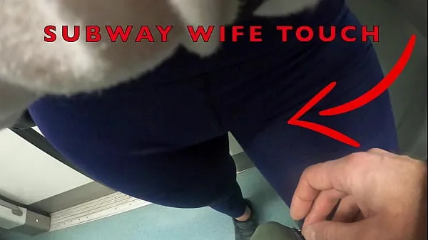 Vroči My Wife Let Older Unknown Man to Touch her Pussy Lips Over her Spandex Leggings in Subway posnetki Posnetki