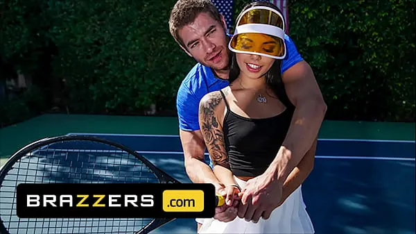 Xander Corvus) Massages (Gina Valentinas) Foot To Ease Her Pain They End Up Fucking - Brazzers clips calientes Clips