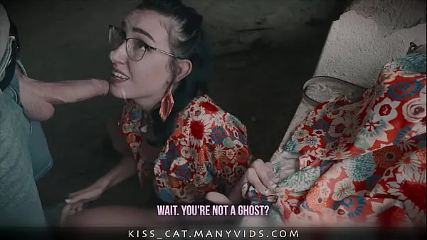 Горячие клипы Незнакомца-призрака вызвали на публичный трах с Kisscat в заброшенном доме Клипы
