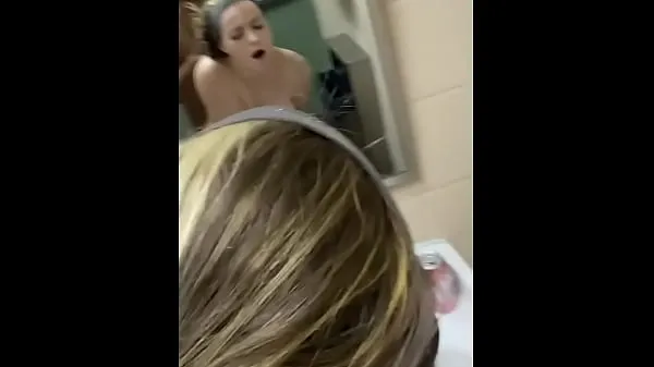 Linda universitária se curva sobre a pia do banheiro público clipes populares Clipes
