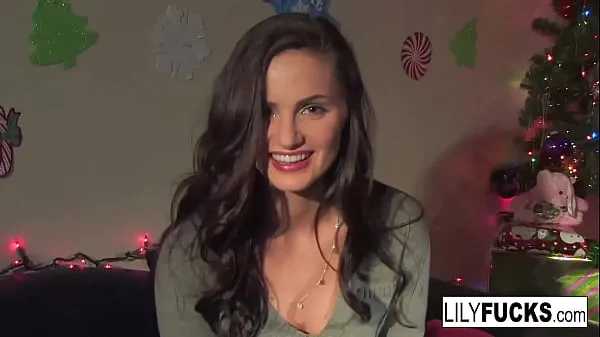 Lily nos cuenta sus cachondos deseos navideños antes de satisfacerse en ambos agujeros clips calientes Clips